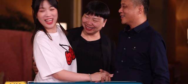 盛典|杨倩再获大奖，董卿亲自颁奖！最新真人秀节目已播出，爸妈也到场