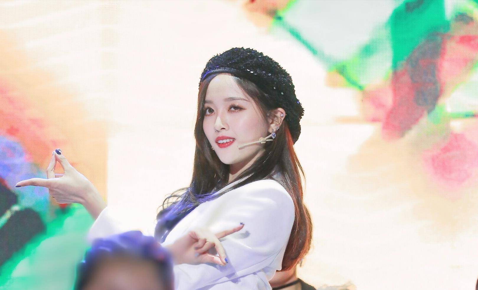 偶像|综艺也有吻戏?小鬼吴宣仪天台路透惹争议,粉丝担心自家爱豆吃亏