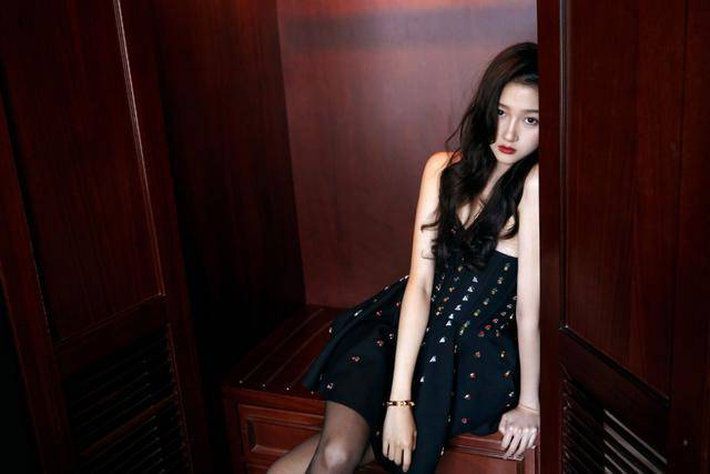 体型 关晓彤努力扮成熟，穿短裙配黑丝秀大长腿，这也太“撩”了