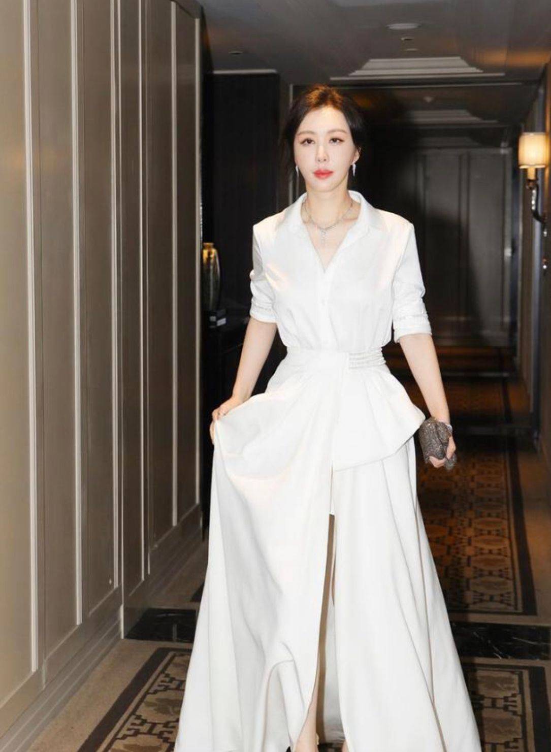 整体 田朴珺有“贵妇”气质,穿一袭白裙连鞋子都镶钻,一看就是阔太太