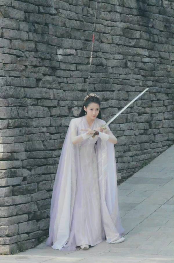 电影|华晨宇包场关晓彤新电影，电影口碑持续下滑，但她的人缘真的好