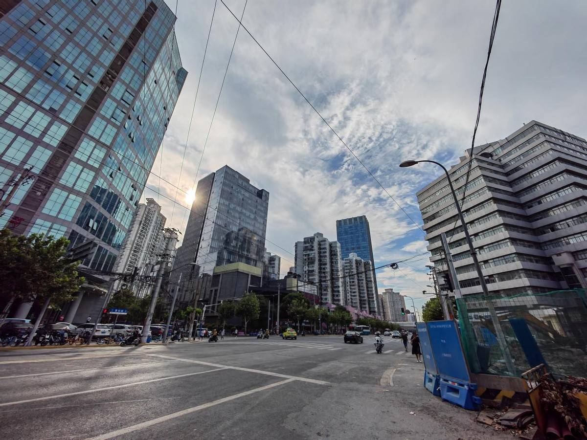 荣耀magic3 pro搭载了最新的骁龙888 plus处理器,标准旗舰三件套,这没