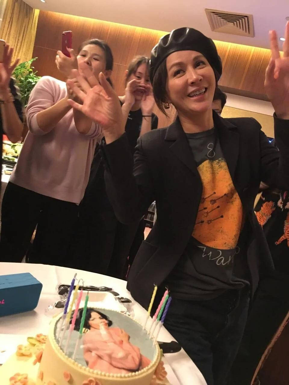 状态刘嘉玲嘴角凹陷颈纹深，这才是真实脸，不包装修图还没素人漂亮！
