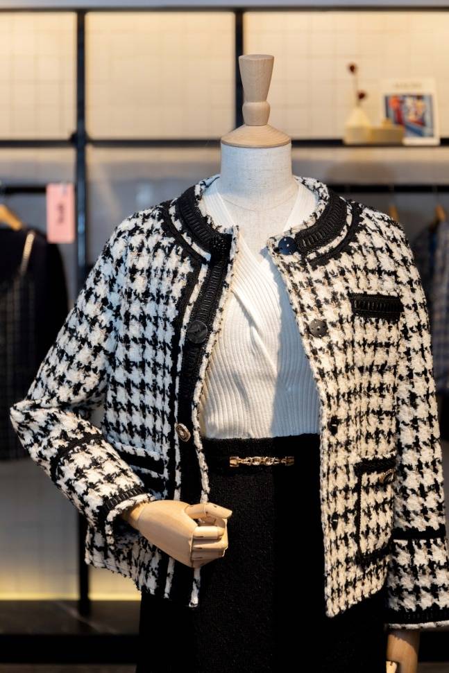 活动 林允空降b+ab上海来福士店 演绎秋冬女性力量