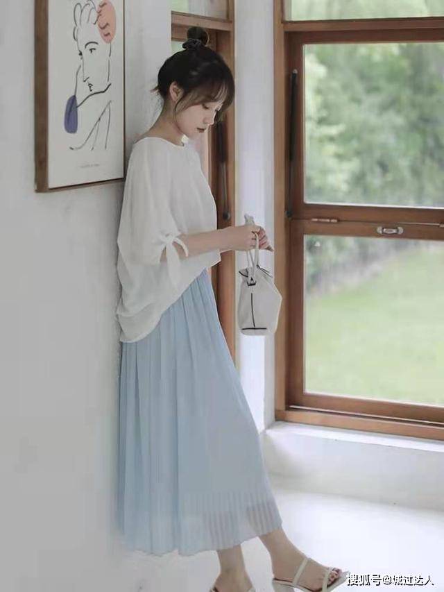 整体 秋季穿衣多做“减法”,教你这些搭配小技巧,简约百搭又显气质