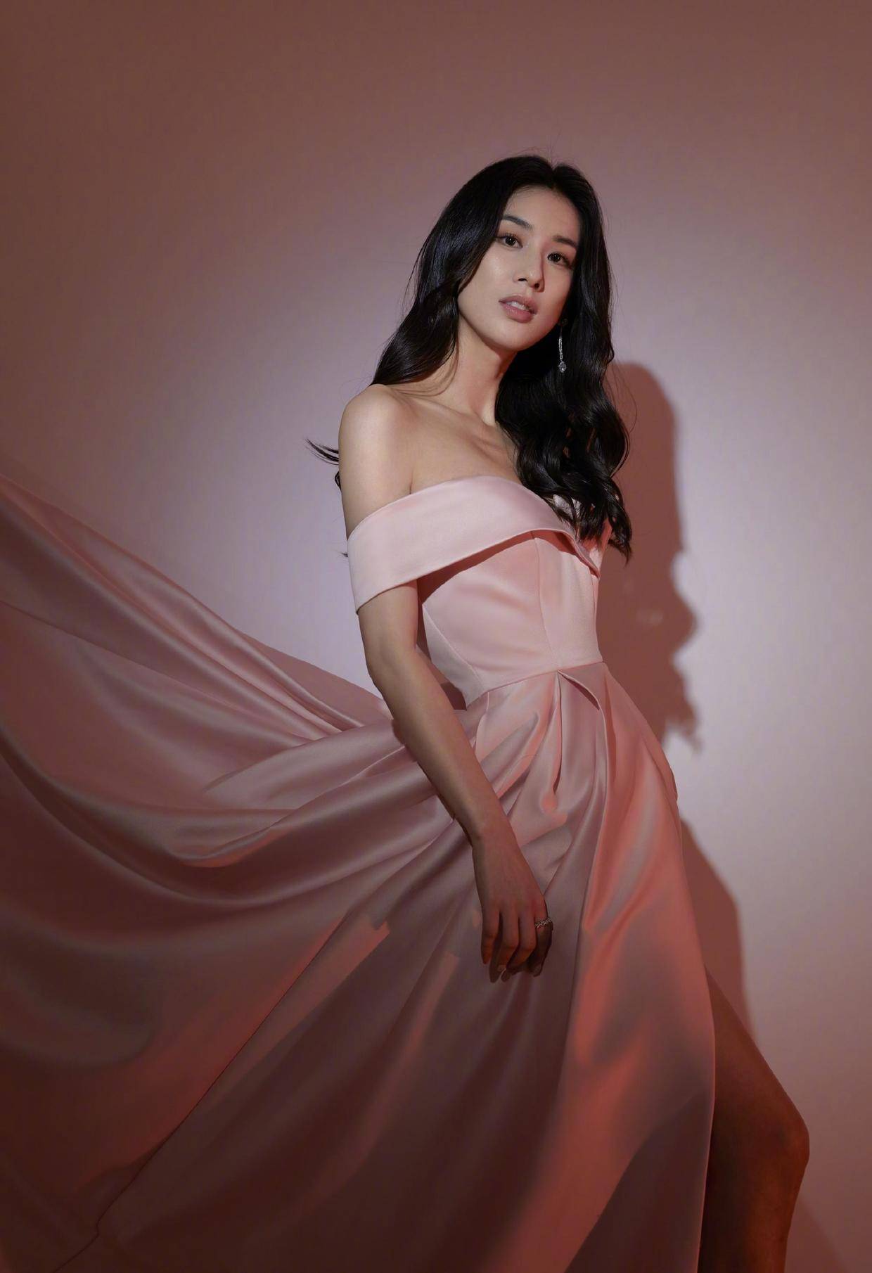 设计 黄圣依不愧是阔太，穿粉色抹胸长裙高贵温柔，气质优雅太抢镜