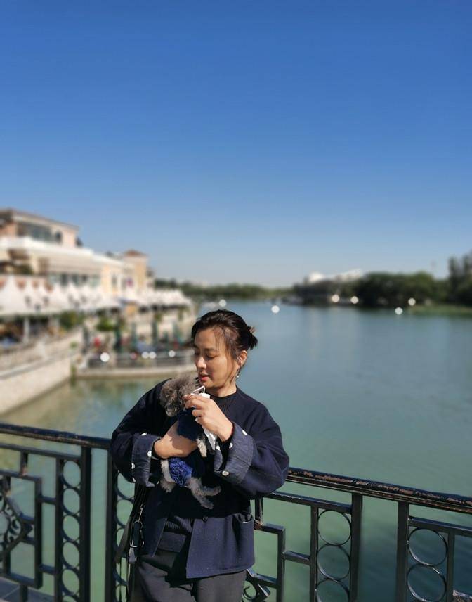 生活 58岁李玲玉真是贵族，独自遛狗生活惬意，穿黑棉衣扎丸子头好温柔