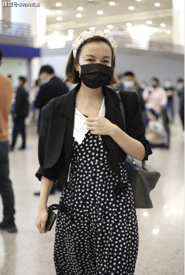 黑色 吴昕素颜就出门，发箍虽好看却暴露大脑门，小西装配碎花裙显气质