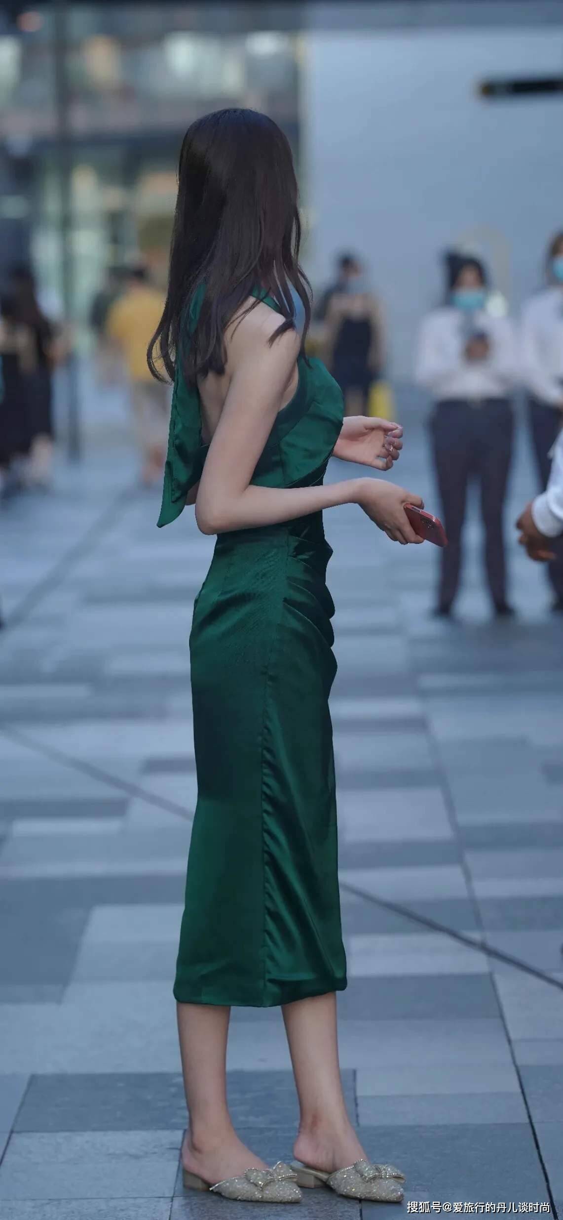 墨绿色 小姐姐一袭墨绿色吊带裙，气质满满，自带甜美少女感