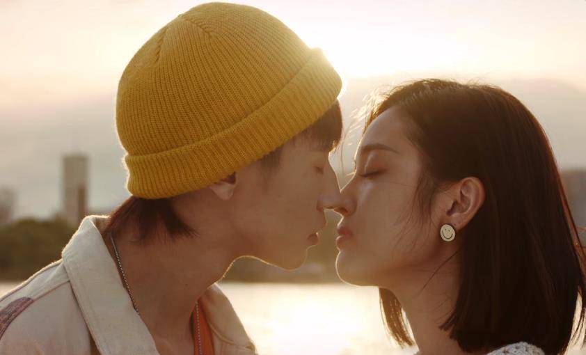 偶像|综艺也有吻戏?小鬼吴宣仪天台路透惹争议,粉丝担心自家爱豆吃亏