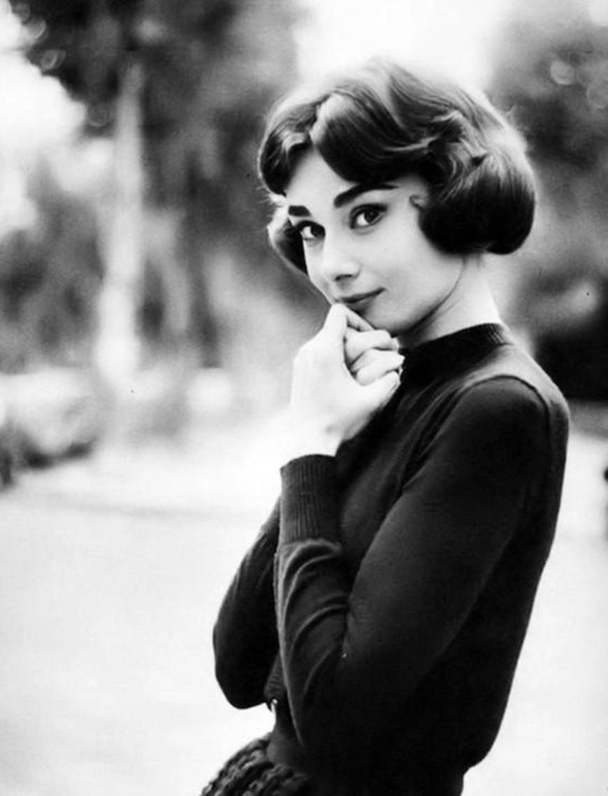 黑色 卢靖姗随韩庚参加活动，她身穿法式服装亮相，混血脸显得太高级了