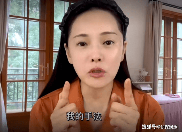 全素颜53岁伊能静分享护肤心得,自信展示全素颜,双颊略显松弛状态依旧