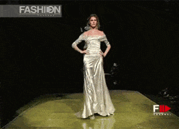 在模特圈,妖婆以"剪刀腿"著称,是指走台步时,两腿呈交叉的x型,是所有