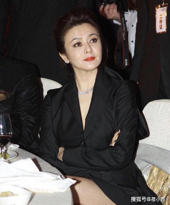 因为 关之琳不愧是“冻龄女神”，穿白色薄纱短裙亮相，59岁丝毫不显老