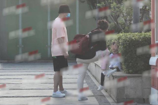 王骏迪 孙红雷带女儿逛街被拍，一双大长腿非常抢镜，遗传了妈妈的好基因