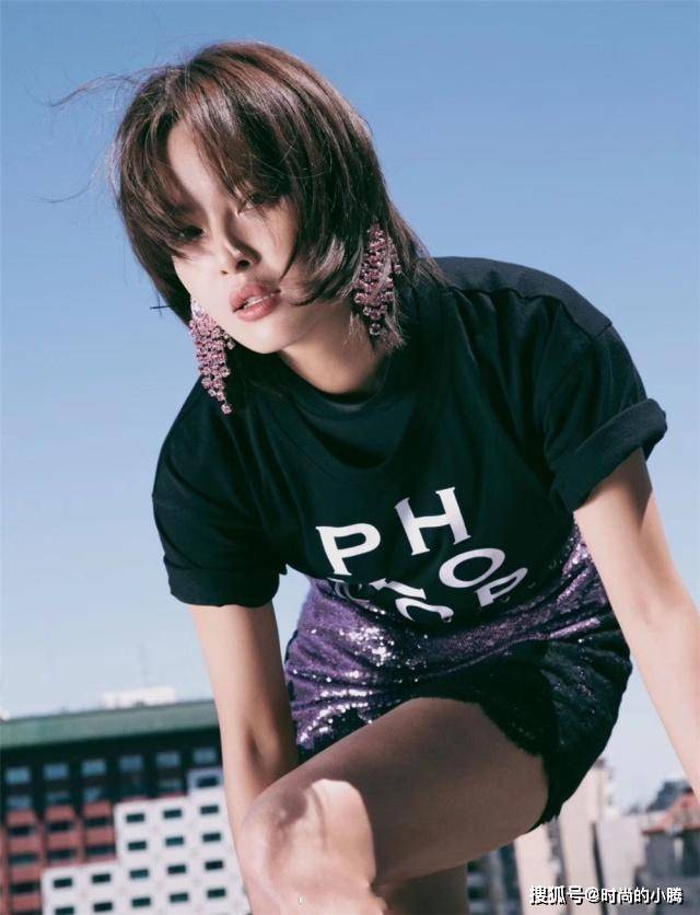 计划 辛芷蕾哪来的勇气？竟在凉鞋里面套丝袜，却硬是把土味穿成时尚