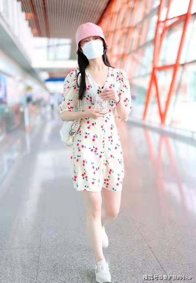 身材 宋轶的碎花裙有点小了，她这么瘦还会"挤"出肉来，还好气质够清新