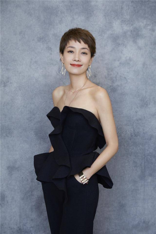 上衣马伊琍荣获最佳女主角奖项，穿露肩上衣秀迷人锁骨，43岁美回23岁