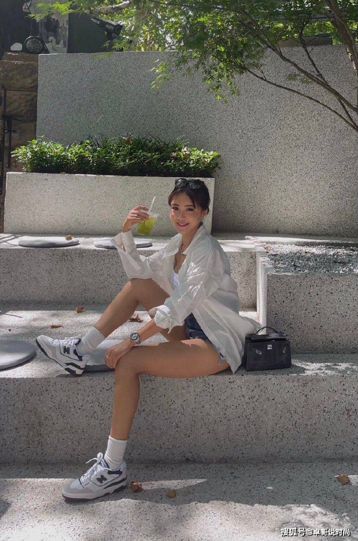 姐妹 不愧是周玲安,简约无奇的抹胸背心,一样穿出有料的身姿