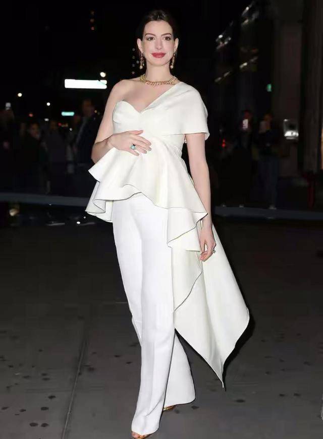 粉色 安妮·海瑟薇气质全开！穿印花衬衫连衣裙出席活动，高级又时髦