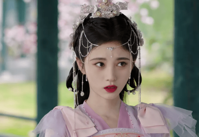 什么鞠婧祎新剧被吐槽，造型雷同头饰夸张，她的妆容是半永久的吗？