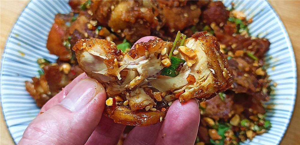 "麻辣香酥鸡"不用去买来吃,自己就可以做,味道不比买来的差