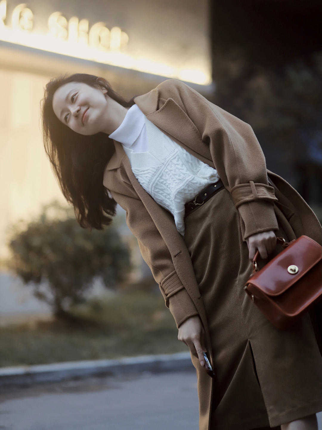 大地 秋冬、比黑白灰更炸街的是什么颜色？当然是大地色大衣，又飒又美