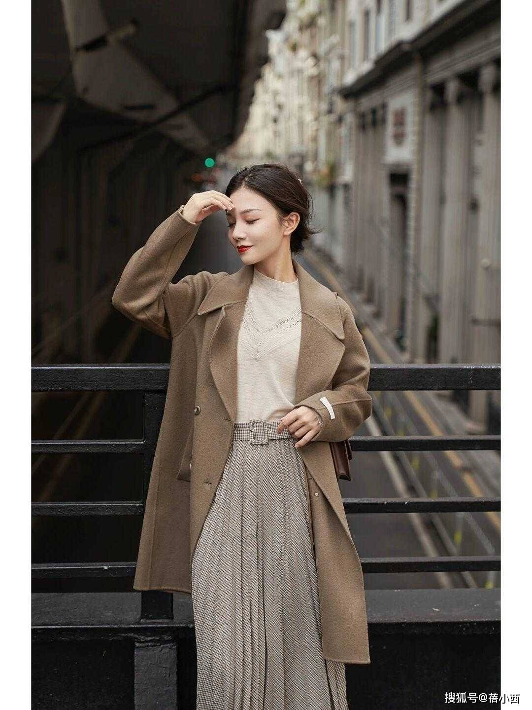 塑造出 秋冬大衣建议少穿黑白灰，试试这2种“高级色”，时髦又显气质