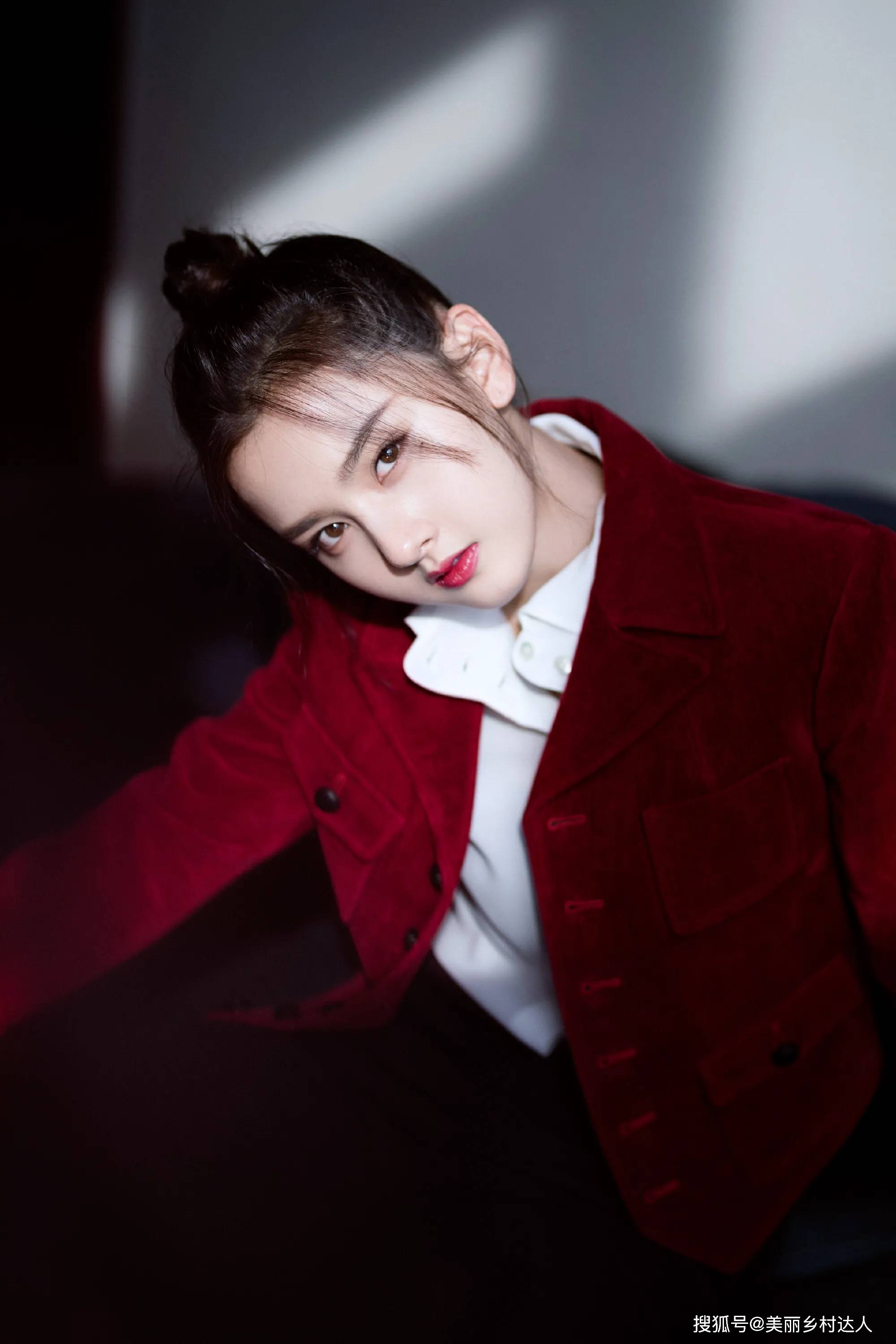 杨颖 张子枫格子夹克搭配网纱裙 变身修长妹妹.短外套又飒又显高