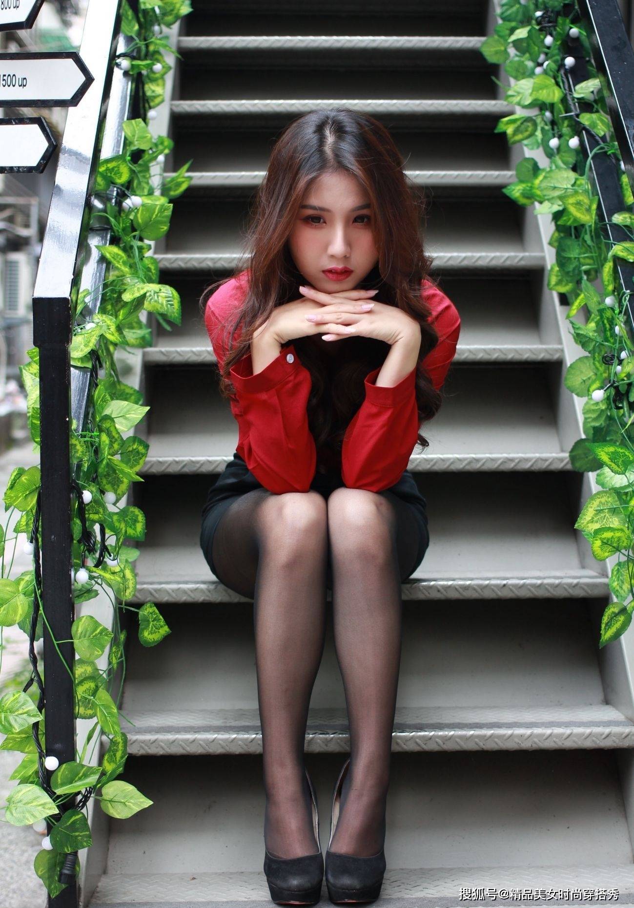 设计 红色衬衫搭配黑色包臀裙，优雅又知性，绽放女性魅力