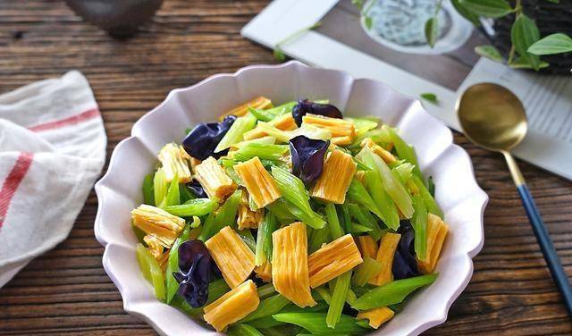 芹菜炒红萝卜炒牛肉 8b570ff7e8ad4e10a5e478604f6b6adc.jpeg