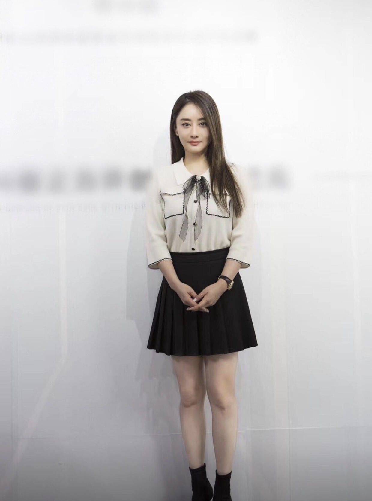 整体 陈德容很懂往“嫩”了打扮,穿及臀裙还绑灯笼辫,47看起来像27岁