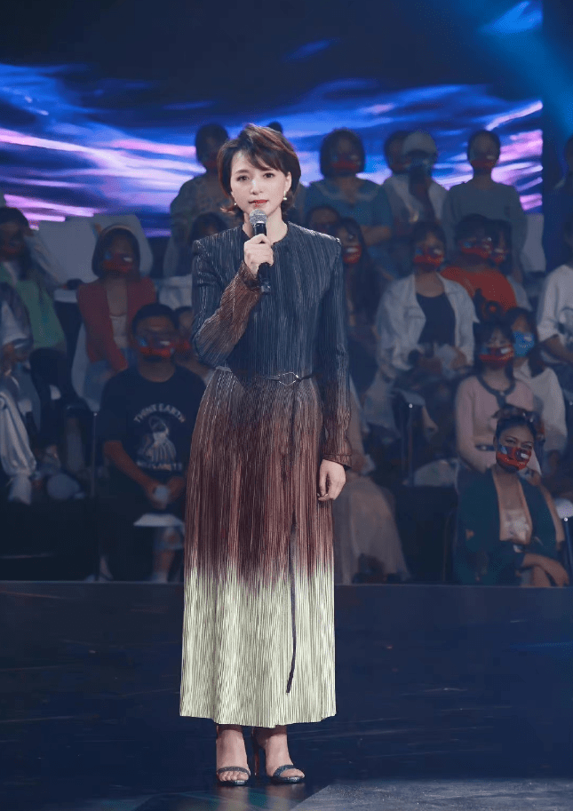 美人 董卿也是岁月不败美人!穿渐变裙透着温婉优雅感,47岁状态真不错