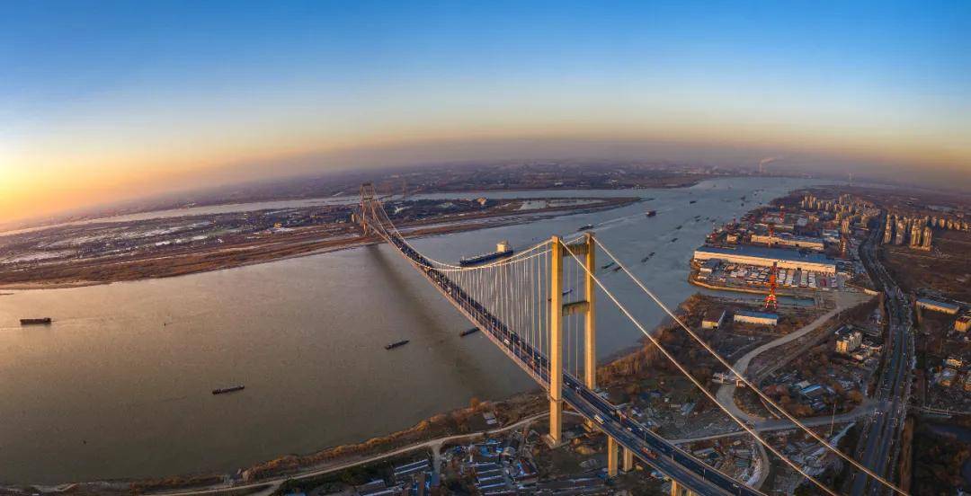 图为润扬大桥. 图/视觉中国撑起扬州经济一片天的,首先是旅游业.