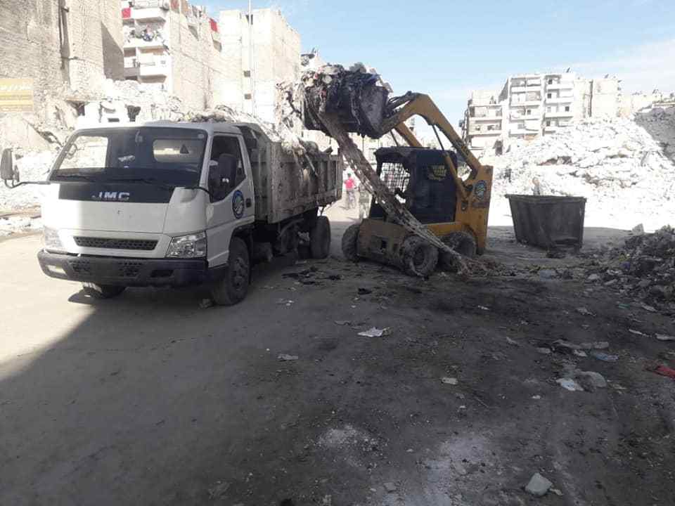 叙利亚重建:阿勒颇工程车拆危楼,工人师傅们铲沥青