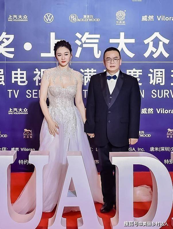 珠宝 李小冉“肉感身材”配上贵气珠宝裙，挺有贵妇气质，看着就不普通