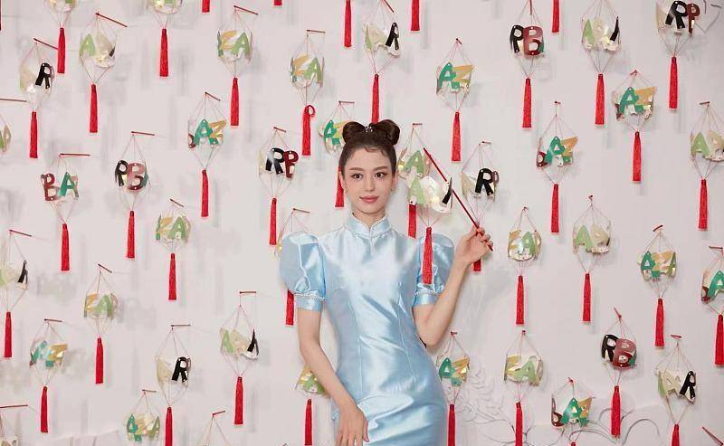 蓝色 吉娜和孟子义年纪差不多，同穿蓝裙之后，一眼就能看出谁生过孩子