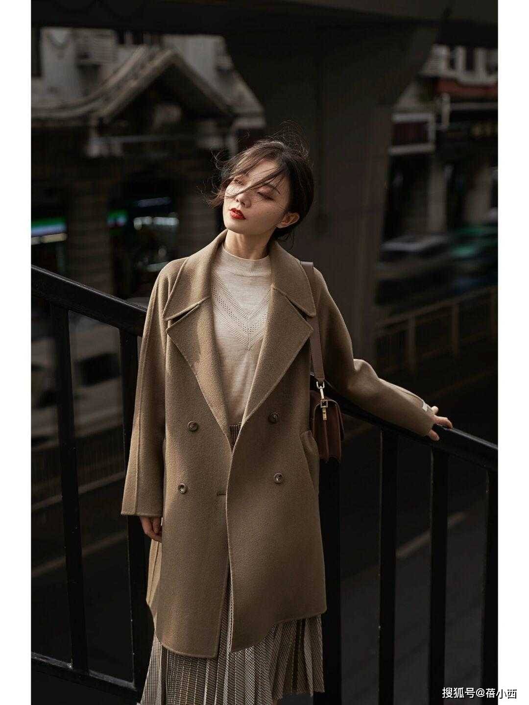 塑造出 秋冬大衣建议少穿黑白灰，试试这2种“高级色”，时髦又显气质