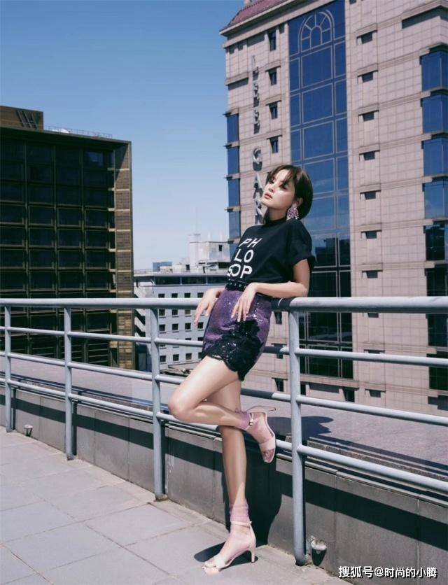 计划 辛芷蕾哪来的勇气？竟在凉鞋里面套丝袜，却硬是把土味穿成时尚