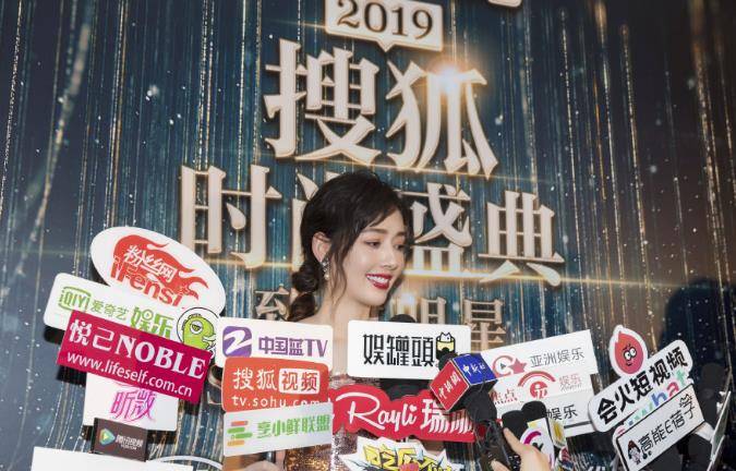 金色 郭碧婷婚后身材越发好，穿一袭金色开叉裙都无勒痕，美得认不出