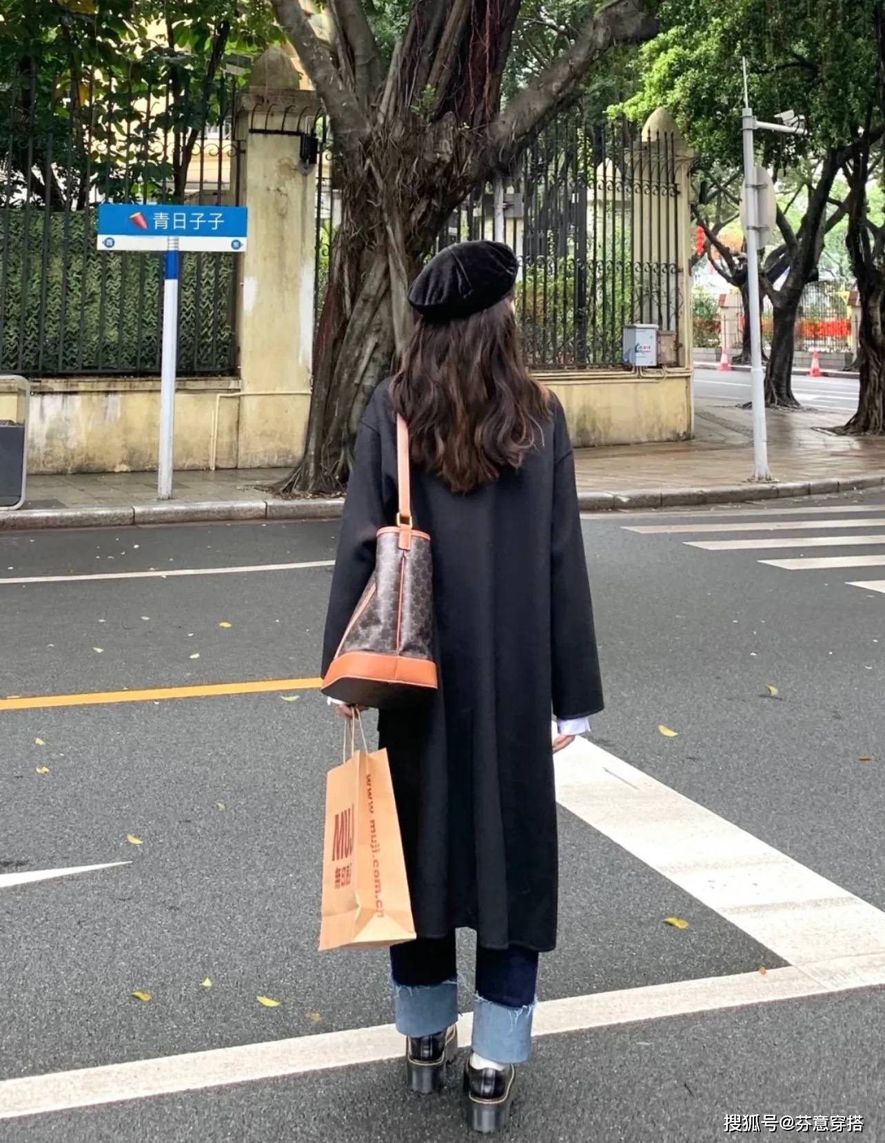 英伦 这次来分享两身,一件是大衣,一件是羽绒服但超级显瘦,直筒版型显高又显瘦