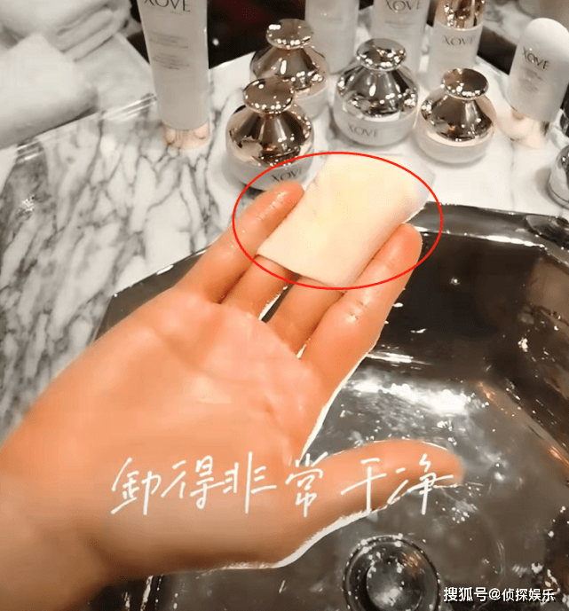 自律岁月不败美人！50岁黎姿在线卸妆，素颜出镜皮肤紧致冻龄肌抢镜