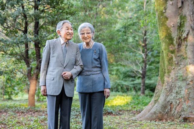 日本美智子上皇后87岁生日 和明仁上皇恩爱亮相 一身蓝色真优雅 皇室