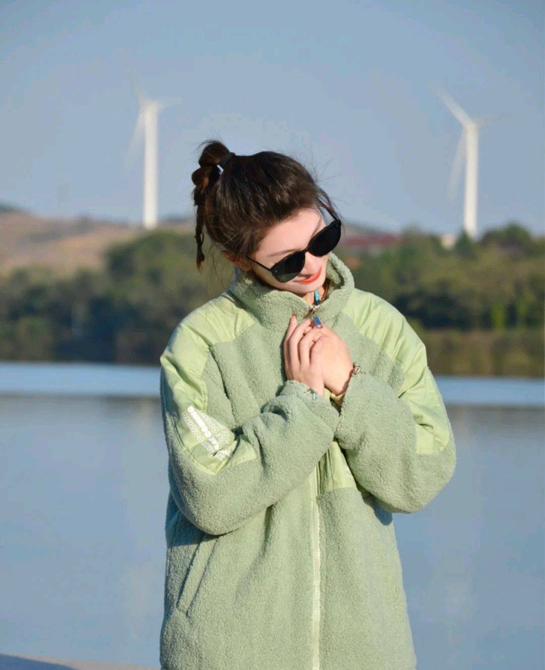 颜色 不要只会穿上一身黑过冬，可以尝试别的颜色，增添活力与温暖