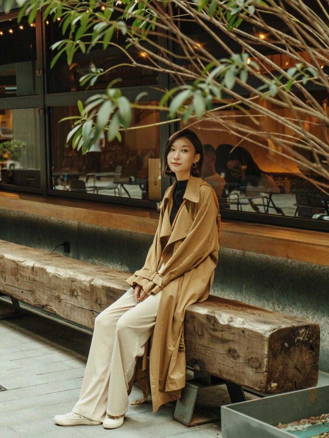 是属于 秋冬季节，“风衣”怎么穿才高级？搭配针织衫保暖舒适又有气场