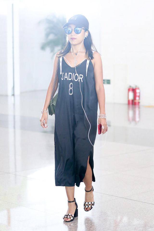 进行 “背带裙”里怎么搭衣服好看？夏季流行这样搭，减龄时髦又高级