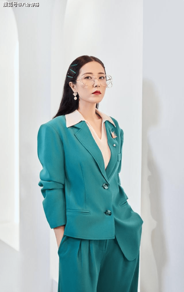 身姿 曾黎45岁又怎样，一袭斜肩连衣裙勾勒曼妙身姿，这气质远超同龄人