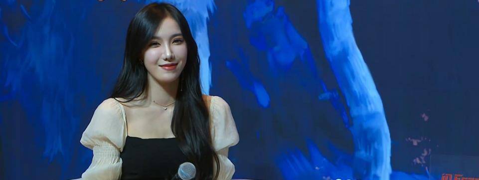 酷酷|女主持人采访酷酷的鑫和兰奥，酷酷的鑫全程用余光偷瞄主持人的腿