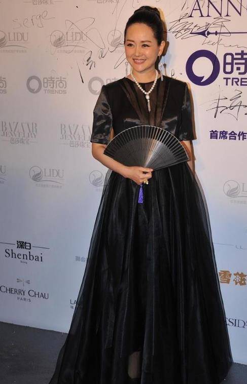 方面 王志飞老婆身材高挑挺有气质，穿黑裙配珍珠链，阔太气息扑面而来