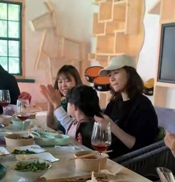 服装 高圆圆带女儿参加闺蜜聚会！孩子梳刘海像赵又廷，超可爱
